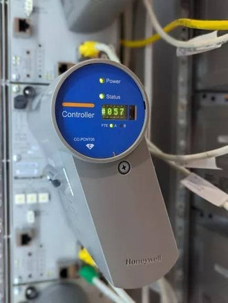 Honeywell Experion PKS C300 Series C controller (CC-PCNT05) in a DCS cabinet with FTE A/B indicators