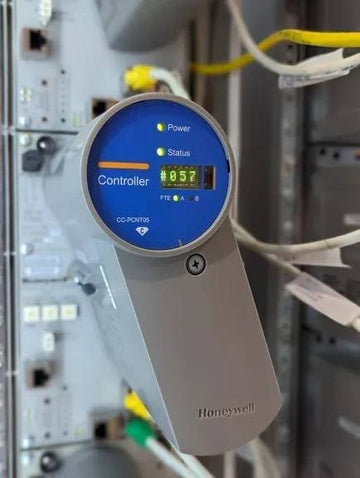 Honeywell Experion PKS C300 Series C controller (CC-PCNT05) in a DCS cabinet with FTE A/B indicators
