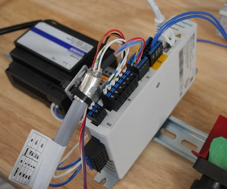 Compact motion drive used to commission a linear axis