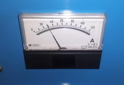 Current shunt resistor connected with separate Kelvin sense leads for accurate measurement