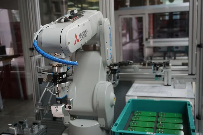 Synchronized Servo Motion and Gearing Logic in PLC Systems