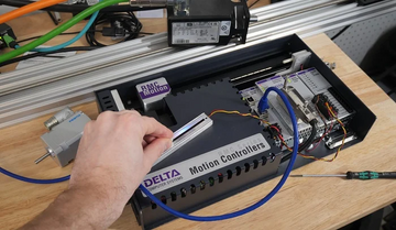 Motion control trainer demonstrating derivative action in a PID loop